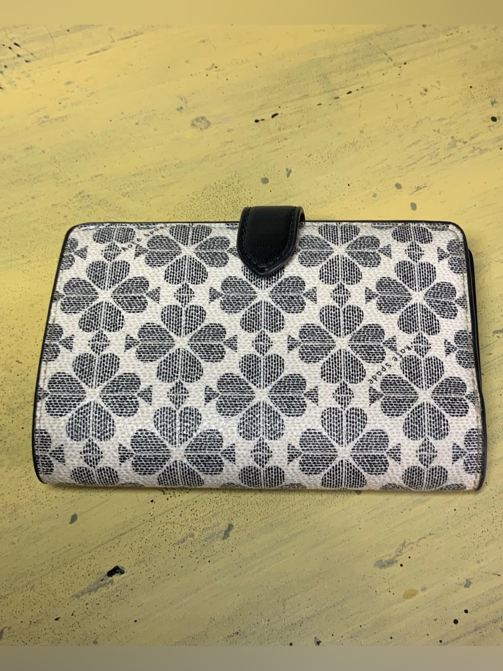 Kate Spade NY Spade Flower faux Leather Medium Compact Bifold Wallet